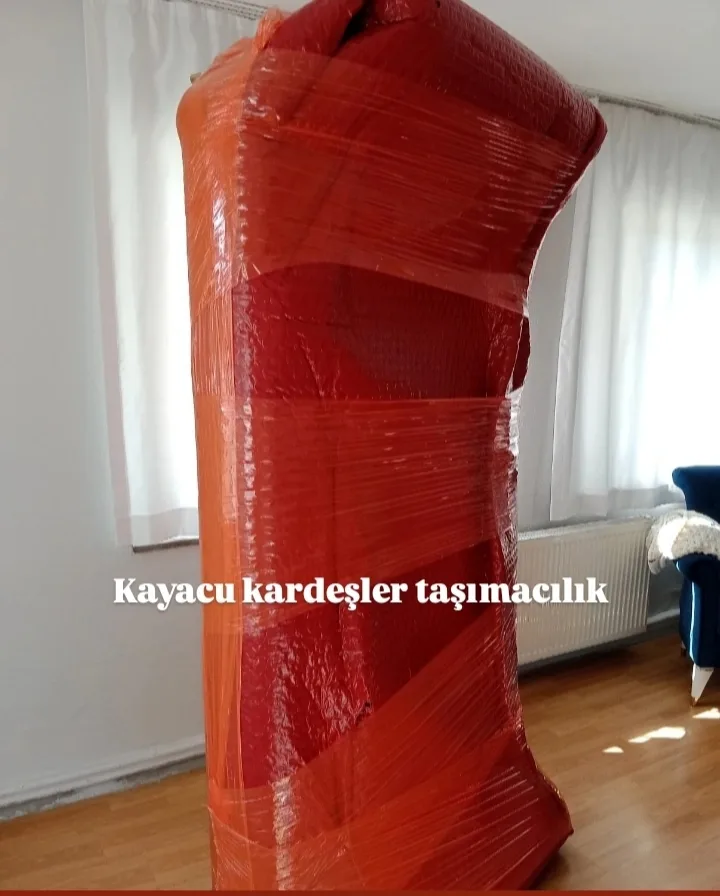 Turuncu streçle sarılmış uzun dolap