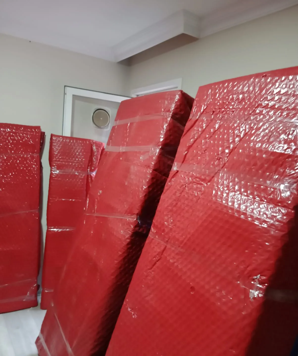 Kırmızı baloncuklu naylonla paketlenmiş gardırop parçaları