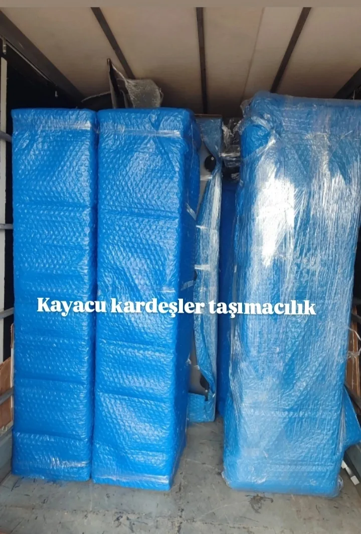 Mavi baloncuklu naylonla paketlenmiş uzun dolaplar kamyonda