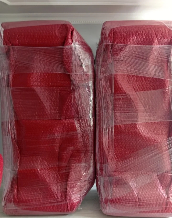Kırmızı baloncuklu naylon ve streçle paketlenmiş koltuklar