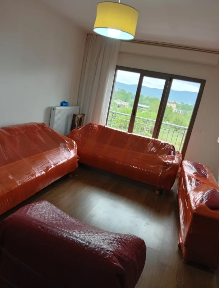 Turuncu ve kırmızı paketli koltuklarla taşınmaya hazır salon