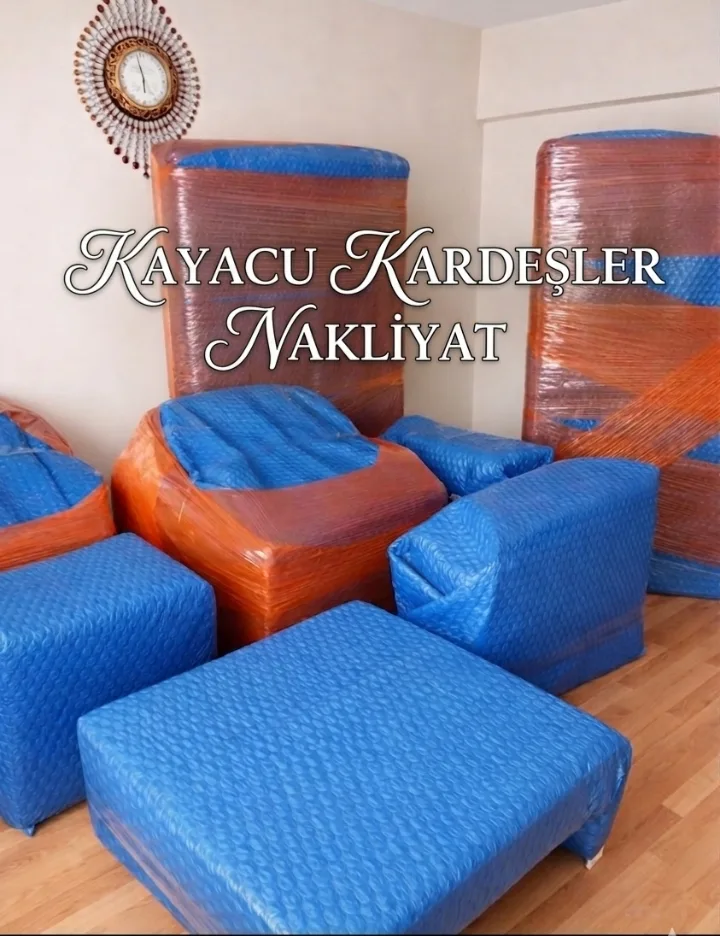 Koltukları ve sehpası mavi-turuncu naylonla paketlenmiş salon