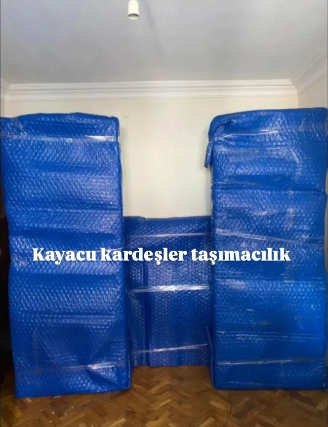 Parke zeminli odada mavi naylonla paketlenmiş dolaplar