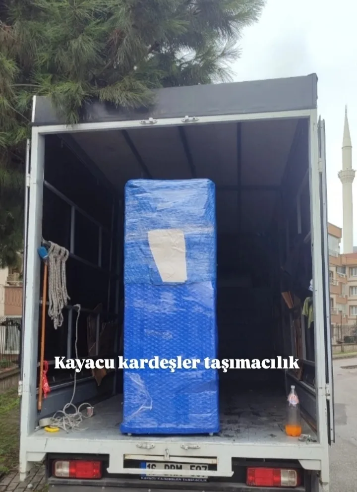 Bursa'da Kayacu Kardeşler nakliyat kamyonuna yüklenmiş paketli dolap