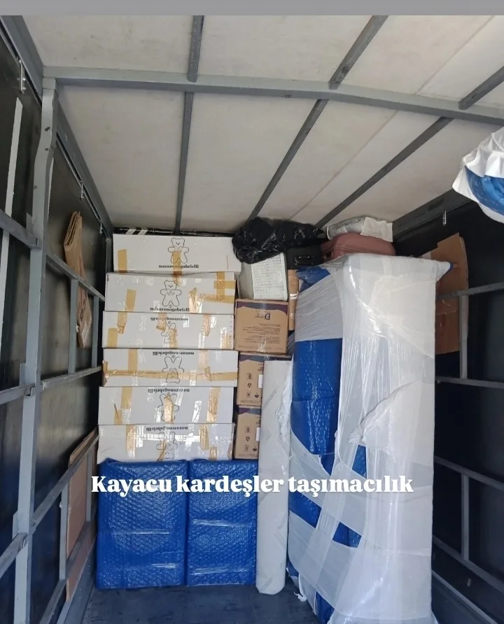 Koliler ve paketli eşyalarla düzenli doldurulmuş kamyon kasası